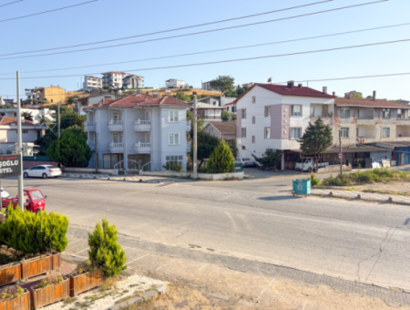 Kumbağ'da İskanlı Yeni Binada Caddeye Sıfır Eşyalı Satılık 1+1 Daire
