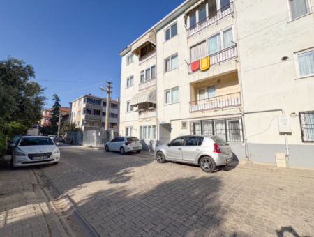 Kumbağ Pazar Sokağında Ayrı Mutfaklı Satılık Geniş 2+1 Daire