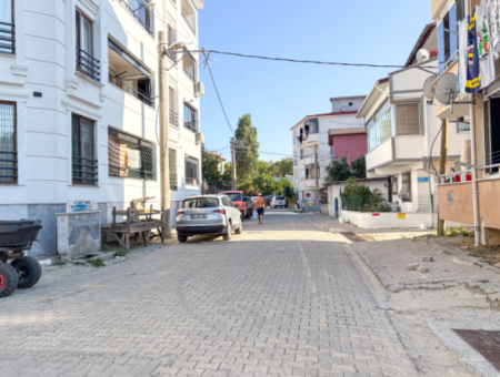 Kumbağ Pazar Sokağında Ayrı Mutfaklı Satılık Geniş 2+1 Daire