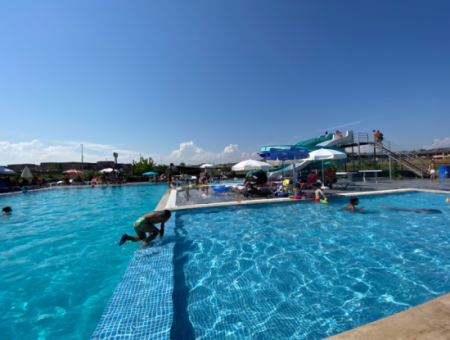 Aquaparklı Havuzlu Ve Denize Yakın Sitede Satılık 2+1 Daire