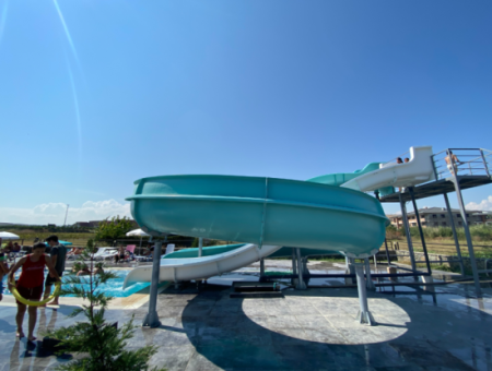 Aquaparklı Havuzlu Ve Denize Yakın Sitede Satılık 2+1 Daire