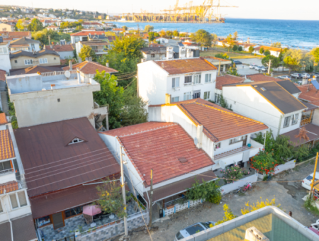 Kumbağ'da Caddenin Deniz Tarafında Satılık 2+1 Müstakil Ev