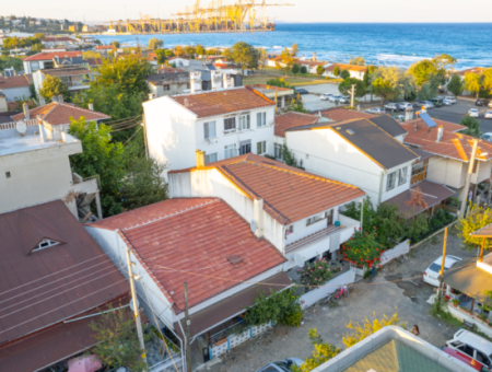 Kumbağ'da Caddenin Deniz Tarafında Satılık 2+1 Müstakil Ev