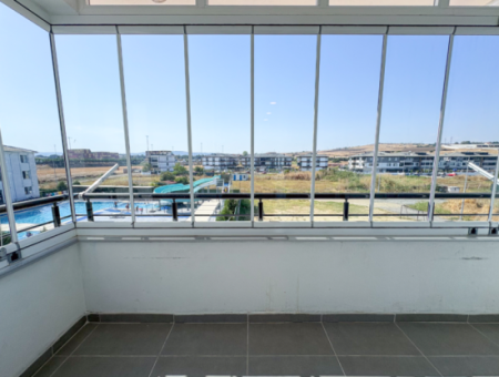 Aquaparklı Havuzlu Ve Denize Yakın Sitede Satılık 2+1 Daire