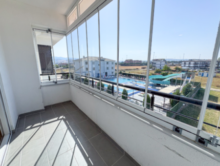 Aquaparklı Havuzlu Ve Denize Yakın Sitede Satılık 2+1 Daire
