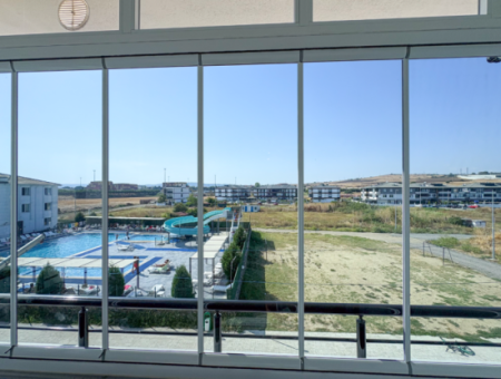 Aquaparklı Havuzlu Ve Denize Yakın Sitede Satılık 2+1 Daire