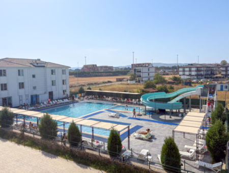 Aquaparklı Havuzlu Ve Denize Yakın Sitede Satılık 2+1 Daire