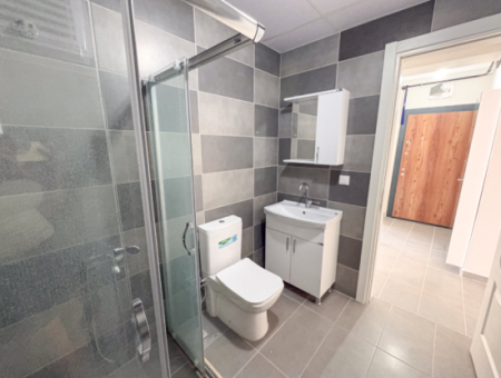 Aquaparklı Havuzlu Ve Denize Yakın Sitede Satılık 2+1 Daire