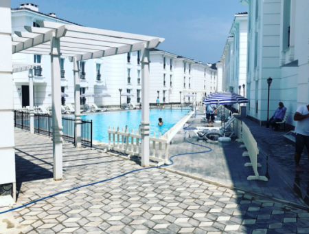 Kumbağ'da Denize Sıfır Havuzlu Sitede Satılık Eşyalı 2+1 Daire
