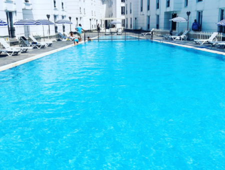 Kumbağ'da Denize Sıfır Havuzlu Sitede Satılık Eşyalı 2+1 Daire