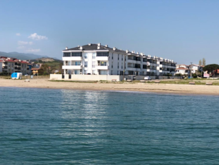 Kumbağ'da Denize Sıfır Havuzlu Sitede Satılık Eşyalı 2+1 Daire