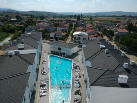 Kumbağ'da Denize Sıfır Havuzlu Sitede Satılık Eşyalı 2+1 Daire