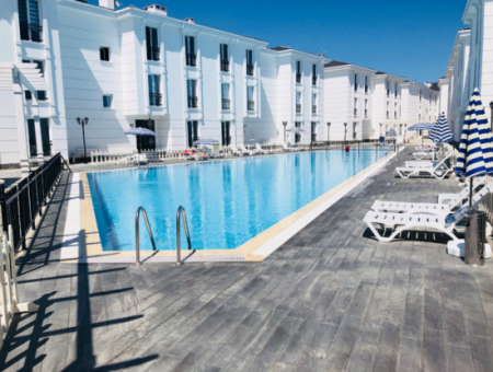 Kumbağ'da Denize Sıfır Havuzlu Sitede Satılık Eşyalı 2+1 Daire
