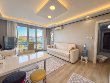 Kumbağ'da Denize Sıfır Havuzlu Sitede Satılık Eşyalı 2+1 Daire