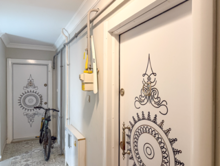 Kumbağ'da Denize Sıfır Havuzlu Sitede Satılık Eşyalı 2+1 Daire