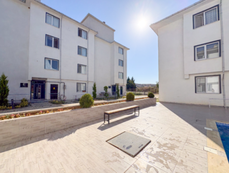 Havuzlu Site İçinde İskanlı Geniş Bahçeli Satılık Köşe 1+1 Daire