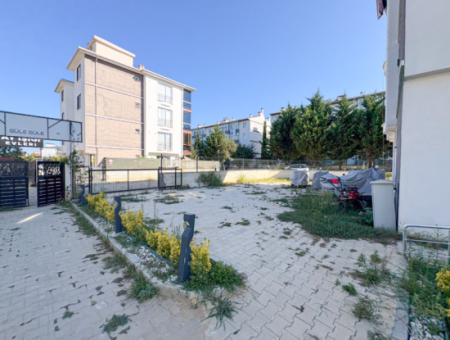 Havuzlu Site İçinde İskanlı Geniş Bahçeli Satılık Köşe 1+1 Daire