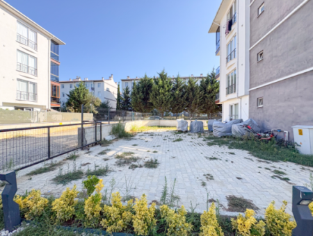 Havuzlu Site İçinde İskanlı Geniş Bahçeli Satılık Köşe 1+1 Daire