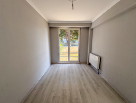 Havuzlu Site İçinde İskanlı Geniş Bahçeli Satılık Köşe 1+1 Daire