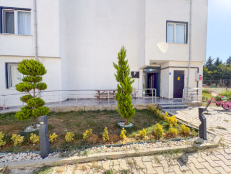 Havuzlu Site İçinde İskanlı Geniş Bahçeli Satılık Köşe 1+1 Daire