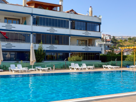 Kumbağ'da Denize Sıfır Havuzlu Sitede Satılık Ferah 2+1 Daire