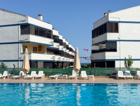 Kumbağ'da Denize Sıfır Havuzlu Sitede Satılık Ferah 2+1 Daire