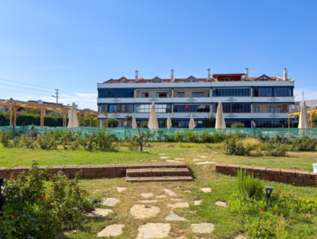 Kumbağ'da Denize Sıfır Havuzlu Sitede Satılık Ferah 2+1 Daire