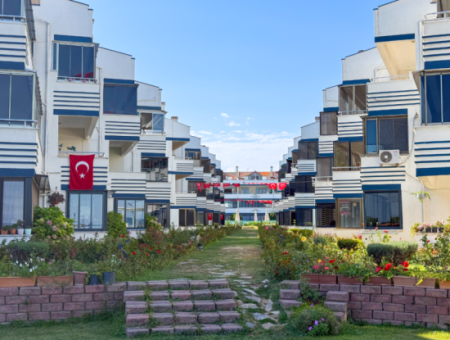 Kumbağ'da Denize Sıfır Havuzlu Sitede Satılık Ferah 2+1 Daire