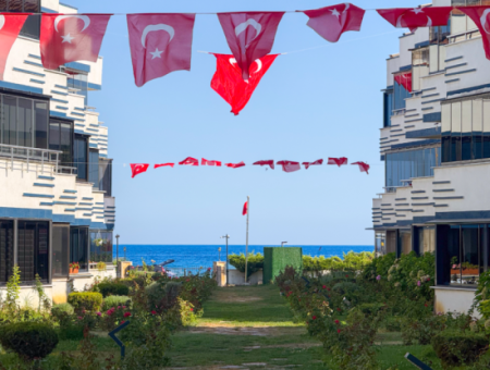 Kumbağ'da Denize Sıfır Havuzlu Sitede Satılık Ferah 2+1 Daire