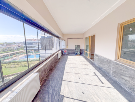 Kumbağ'da Denize Sıfır Havuzlu Sitede Satılık Ferah 2+1 Daire