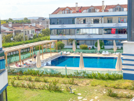 Kumbağ'da Denize Sıfır Havuzlu Sitede Satılık Ferah 2+1 Daire