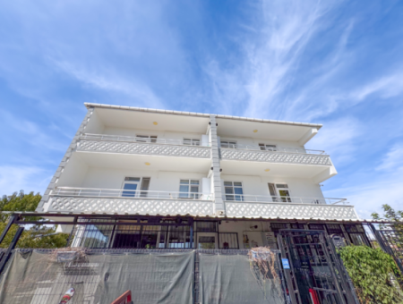 Kumbağ'da Caddeye Ve Denize Yakın Eşyalı Geniş 2+1 Kiralık Daireler